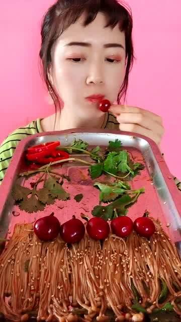 美女吃瓜吃醉了,醉卧瓜田笑谈人生