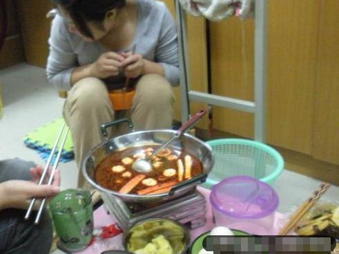 宿舍阿姨吃瓜表白