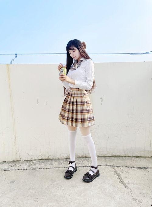 jk配白色鱼网吃瓜,白色鱼网袜搭配吃瓜，夏日清凉一夏