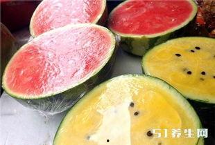 桃桃吃清瓜,甜蜜滋味尽在口中